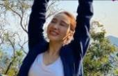 48岁黎姿晒登山照，穿紧身运动衣秀纤细身腰，笑容甜美活力十足(8.3分娱乐片)